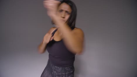 Studioporträt-Einer-Reifen-Frau-In-Fitnessstudio-Fitnesskleidung,-Die-Vor-Der-Kamera-Sparring-Trainiert-2